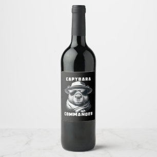 Etiqueta Para Botella De Vino Capibara Con Comandante De La Capa De Las Gafas De