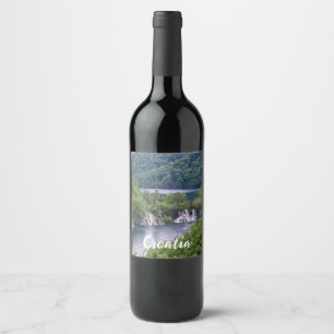 Etiqueta Para Botella De Vino Cascada de cascada con bosque verde en Croacia