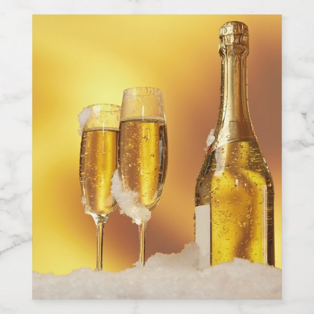 Etiqueta Para Botella De Vino Casero (Two sparkling champagne glasses beside a chilled bottle, surrounded by soft ice.)