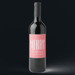 Etiqueta Para Botella De Vino Coral Pink Merry Christmas Personalizado<br><div class="desc">Coral Pink Merry Christmas Etiqueta Personalizada. Personalizar el texto (mostrado en blanco) y elige el color de fondo (mostrado en rosa coral) Opciones disponibles para agregar texto e imágenes adicionales usando las herramientas de personalización de Zazzle. Visite nuestra tienda para ver nuestra creciente variedad de productos a juego, regalos, decoración...</div>