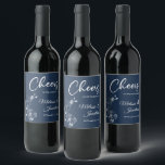 Etiqueta Para Botella De Vino Delicadas orquídeas animan al personalizado azul b<br><div class="desc">Elegantes etiquetas de personalizable para la recepción nupcial, con hermosos y delicados dibujos de una línea de orquídeas blancas por un lado, sobre un fondo azul prusiano clásico, y la frase "Saludos al boda de" con letras blancas. Edite fácilmente los campos de plantilla para agregar los nombres de novios y...</div>
