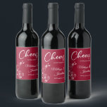 Etiqueta Para Botella De Vino Delicadas orquídeas animan al personalizado rojo b<br><div class="desc">Elegantes etiquetas de personalizable para la recepción de tu boda, con hermosos y delicados dibujos en línea de orquídeas blancas a un lado, sobre un clásico fondo rojo carmesí, y la frase "Saludos al boda de" con letras blancas. Edite fácilmente los campos de plantilla para agregar los nombres de novios...</div>