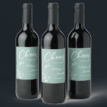 Etiqueta Para Botella De Vino Delicadas ovaciones de orquídeas al boda personali<br><div class="desc">Elegantes etiquetas de personalizable para la recepción de tu boda, con hermosos y delicados dibujos en línea de orquídeas blancas por un lado, sobre un romántico fondo verde de menta de salvia, y la frase "Saludos al boda de" con letras blancas. Edite fácilmente los campos de plantilla para agregar los...</div>