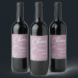 Etiqueta Para Botella De Vino Delicadas ovaciones de orquídeas al boda personali<br><div class="desc">Elegantes etiquetas de personalizable para la recepción de tu boda, con hermosas y delicadas orquídeas blancas dibujando a un lado, sobre un romántico fondo violeta y la frase "Saludos al boda de" con letras blancas. Edite fácilmente los campos de plantilla para agregar los nombres de novios y novios en un...</div>