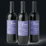 Etiqueta Para Botella De Vino Delicadas ovaciones de orquídeas al boda personali<br><div class="desc">Elegantes etiquetas de personalizable para la recepción de tu boda, con hermosos y delicados dibujos en línea de orquídeas blancas a un lado, sobre un romántico fondo contemporáneo de color púrpura perwinkle, y la frase "Saludos al boda de" con letras blancas. Edite fácilmente los campos de plantilla para agregar los...</div>