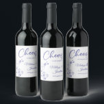 Etiqueta Para Botella De Vino Delicadas ovaciones de orquídeas al boda personali<br><div class="desc">Elegantes etiquetas de personalizable para la recepción de tu boda, con hermosas y delicadas orquídeas púrpura en un lado, sobre un fondo blanco clásico, y la frase "Saludos al boda de" en letras púrpura. Edite fácilmente los campos de la plantilla para agregar los nombres de novios y novios en un...</div>