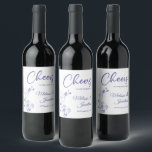 Etiqueta Para Botella De Vino Delicadas ovaciones de orquídeas al boda personali<br><div class="desc">Elegantes etiquetas de personalizable para la recepción de tu boda, con hermosas y delicadas orquídeas púrpura en un lado, sobre un fondo blanco clásico, y la frase "Saludos al boda de" en letras púrpura. Edite fácilmente los campos de la plantilla para agregar los nombres de novios y novios en un...</div>