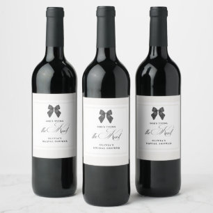 Etiqueta Para Botella De Vino Despedida de soltera con lazo negro: Ella está at