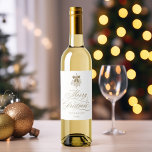 Etiqueta Para Botella De Vino Dorado Merry Christmas con Caligrafía Romántica<br><div class="desc">Esta etiqueta de vino de Navidad presenta una elegante y romántica letra de caligrafía en espiral,  acentuada con un ramo de acebo de bayas de invierno . Para una personalización más avanzada de este diseño,  haga clic en el BOTÓN DE HERRAMIENTA DE DISEÑO AZUL. También están disponibles artículos coincidentes.</div>