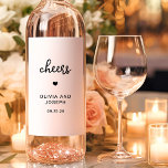 Etiqueta Para Botella De Vino Dulce y caprichoso | Boda Cheers<br><div class="desc">Estas etiquetas de boda simples y elegantes,  en blanco y negro,  presentan una tipografía de escritura de estilo vintage que dice "vítores",  junto con un corazón que se corresponde. Un elegante y clásico aspecto minimalista que sigue siendo único y contemporáneo.</div>