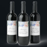 Etiqueta Para Botella De Vino Elegante Hydrangea Azul | Propuesta de la dama de<br><div class="desc">Esta elegante etiqueta de vino de la hortensias azules blancas de la dama de honor es perfecta para un boda de primavera o verano. El diseño floral clásico presenta hidrangeas de color azul en polvo suave acentuadas con flores rosas neutras y hojas verdes.</div>