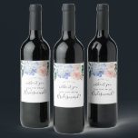 Etiqueta Para Botella De Vino Elegante Hydrangea Azul | Propuesta de la dama de<br><div class="desc">Esta elegante etiqueta de vino de la hortensias azules blancas de la dama de honor es perfecta para un boda de primavera o verano. El diseño floral clásico presenta hidrangeas de color azul en polvo suave acentuadas con flores rosas neutras y hojas verdes.</div>