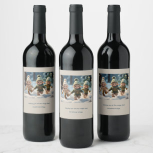 Etiqueta Para Botella De Vino Elfos juguetones corriendo en la nieve con texto p