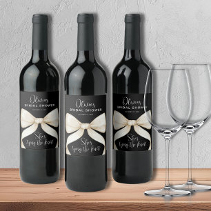 Etiqueta Para Botella De Vino Ella está atando la ducha de novias Knot Bow