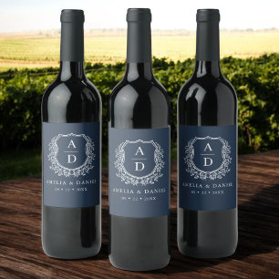 Etiqueta Para Botella De Vino Escudo azul de la marina Boda monograma moderno
