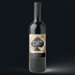 Etiqueta Para Botella De Vino Espada negra en el oro<br><div class="desc">Esta etiqueta de botella de vino personalizado incluye un tema de póquer o de cartas para un boda de Las Vegas o un casino. Imagen de una pala negra impresa en el centro con fondo dorado. Se imprimen dos nombres de ejemplo a lo largo de la página con una fecha...</div>