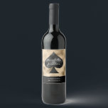 Etiqueta Para Botella De Vino Espada negra en el oro<br><div class="desc">Esta etiqueta de botella de vino personalizado incluye un tema de póquer o de cartas para un boda de Las Vegas o un casino. Imagen de una pala negra impresa en el centro con fondo dorado. Se imprimen dos nombres de ejemplo a lo largo de la página con una fecha...</div>