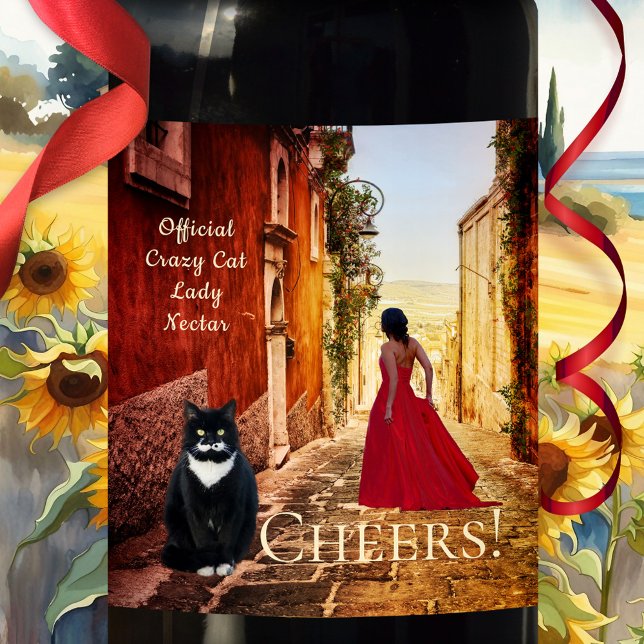 Etiqueta Para Botella De Vino Etiqueta de Bella Artes de Lady in Red Italiana (Fine art wine label featuring a painting of a lady in red and a cute big tuxedo cat in Italy)