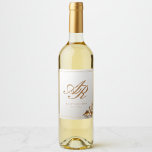 Etiqueta Para Botella De Vino Etiqueta de Botella de Vino con Monograma de Oro E<br><div class="desc">Agrega un toque de acabado refinado a tu celebración con estas elegantes etiquetas para vino de boda. Con un fondo marfil atemporal, delicados acentos botánicos dorados y un clásico monograma como centro de atención, este diseño aporta sofisticación y cohesión a la decoración de tu boda. Perfectas para mesas de recepción,...</div>