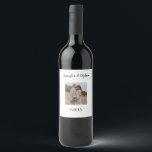 Etiqueta Para Botella De Vino Etiqueta de vino con foto personalizada<br><div class="desc">Esta etiqueta de vino es totalmente personalizable y perfecta para cada boda o celebración de compromiso. Inserte una foto de la pareja feliz que usted elija. Edite y revise nombres y fechas como mejor le parezca. ¡Ideal para favor de boda o centro de mesa!</div>