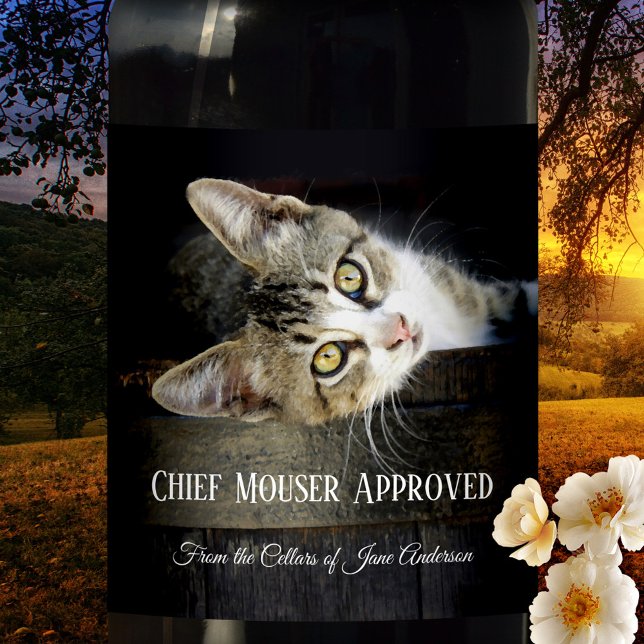 Etiqueta Para Botella De Vino Etiqueta de vino gato divertida de Brew casera (Wine label featuring a cute kitten lying on a wine barrel with your own funny texts)