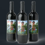Etiqueta Para Botella De Vino Faro de entrada de ferry Christmas Jupiter Florida<br><div class="desc">Estas hermosas etiquetas de vino de vacaciones (comida y bebida) incluyen una foto del emblemático Faro y Museo Júpiter 1860 en Júpiter, Florida. La impresionante torre está enmarcada por una vegetación cuidada, palmeras tropicales y la bandera estadounidense. El Museo de Historia está situado frente al mar, en el edificio de...</div>