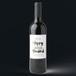 Etiqueta Para Botella De Vino Felices Fiestas de Velas de Hanukkah<br><div class="desc">Vestir sus regalos de vino de Hanukkah con estas etiquetas lindas y graciosas. El diseño presenta Happy Hanukkah en una tipografía de pincel de estilo con letras a mano y velas en tonos azules y amarillos.</div>