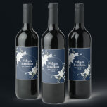 Etiqueta Para Botella De Vino Flores blancas de color agua romántica personaliza<br><div class="desc">Elegantes y románticas etiquetas de personalizable para la recepción nupcial, con un hermoso ramo de flores blancas de color suave, sobre un clásico fondo azul oscuro prusiano. Edite fácilmente los campos de plantilla para agregar los nombres de novios y novios en un guión blanco elegante, y la fecha de boda...</div>