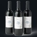 Etiqueta Para Botella De Vino Flores blancas de color agua romántica personaliza<br><div class="desc">Elegantes y románticas etiquetas de personalizable para su recepción nupcial, con un hermoso ramo de flores blancas y suaves de color acuático. Edite fácilmente los campos de la plantilla para agregar los nombres de novios y novios en un guión gris de pizarra moderno, y la fecha de su boda en...</div>