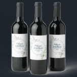 Etiqueta Para Botella De Vino Flores blancas de color agua romántica personaliza<br><div class="desc">Elegantes y románticas etiquetas de personalizable para su recepción nupcial, con un hermoso ramo de flores blancas y suaves de color acuático. Edite fácilmente los campos de la plantilla para agregar los nombres de novios y novios en un guión gris de pizarra moderno, y la fecha de su boda en...</div>