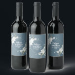 Etiqueta Para Botella De Vino Flores blancas de color agua romántica personaliza<br><div class="desc">Elegantes y románticas etiquetas de personalizable para la recepción de tu boda, con un hermoso ramo de flores blancas y suaves de color acuático, sobre un elegante fondo gris pizarra. Edite fácilmente los campos de la plantilla para agregar los nombres de novios y novios en un guión blanco moderno, y...</div>