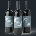 Etiqueta Para Botella De Vino Flores blancas de color agua romántica personaliza<br><div class="desc">Elegantes y románticas etiquetas de personalizable para la recepción de tu boda, con un hermoso ramo de flores blancas y suaves de color acuático, sobre un elegante fondo gris pizarra. Edite fácilmente los campos de la plantilla para agregar los nombres de novios y novios en un guión blanco moderno, y...</div>