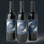 Etiqueta Para Botella De Vino Flores blancas románticas en acuarela para boda pe<br><div class="desc">Etiquetas de vino personalizables elegantes y románticas para la recepción de su boda, con un hermoso ramo de delicadas flores blancas en acuarela sobre un clásico fondo azul prusiano oscuro. Edite fácilmente los campos de la plantilla para agregar los nombres de la novia y el novio en una elegante letra...</div>