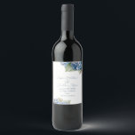 Etiqueta Para Botella De Vino Flores de hidrangea de color azul romántico<br><div class="desc">Estas románticas botellas de vino floral incluyen hortensias de color azul acuático. En la parte superior se ve un delicado ramo de flores de horangea y en la parte inferior izquierda,  otro. La información sobre el boda se imprime en la entrada con el nombre de la pareja.</div>