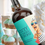 Etiqueta Para Botella De Vino Funny Fifty es el nuevo cumpleaños 50 de la bomba<br><div class="desc">Una etiqueta de vino de cumpleaños escandalosamente divertida y única para una mujer fabulosa que celebra su cumpleaños número 50, este diseño presenta a una mujer elegante y kitsch con gafas de sol a rayas y turbante de pelo con una bolsa de punto de polka y una toalla rayada, que...</div>