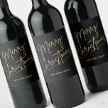 Etiqueta Para Botella De Vino Gold Merry Christmas Black<br><div class="desc">Feliz Navidad con un falso guión de Relieve metalizado dorado y tus nombres con letras de moda,  estas botellas negras son elegantes para los regalos de los Navidades o para etiquetar el vino servido en tu ocasión de vacaciones.</div>
