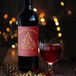 Etiqueta Para Botella De Vino Golden Lights Christmas Tree sobre las vacaciones<br><div class="desc">Estas etiquetas de vino festivo presentan un diseño elegante con un árbol de Navidad hecho de luces doradas o chispas sobre un fondo rojo de cardenales de mármol. La leyenda dice "Feliz Navidad" con espacio para una nota corta o firma, y el tipo de contenido de vino o botella. Perfecto...</div>