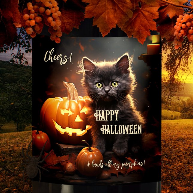 Etiqueta Para Botella De Vino Gracioso Gato Negro Gatito Halloween (Funny wine label featuring a cute black kitten protecting her pumpkins. Purrfect for Halloween)