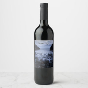 Etiqueta Para Botella De Vino Guijarros y rocas a lo largo de la costa del océan