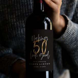 Etiqueta Para Botella De Vino Haciendo que 50 luzca buena celebración de cumplea
