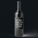 Etiqueta Para Botella De Vino Hanukkah, estoy aquí para los judíos de Latkes<br><div class="desc">Hanukkah,  estoy aquí para la festividad judía de Latkes</div>