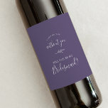 Etiqueta Para Botella De Vino Hoja mínima | Propuesta de la dama de honor púrpur<br><div class="desc">La etiqueta de vino de la proposición de la maquina de manitas de madera de ciruela es perfecta para un boda boho. El diseño de la joya tiene una sencilla silueta de hojas de vegetación en un violeta azul oscuro con un estilo boho minimalista.</div>