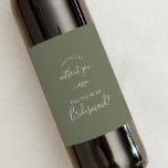 Etiqueta Para Botella De Vino Hoja mínima | Propuesta de la dama de honor verde<br><div class="desc">La etiqueta de vino de la proposición de la dama de honor verde oscuro es perfecta para un boda boho. El diseño presenta una sencilla silueta de hojas de vegetación en verde oliva con un estilo bohemio minimalista de montaña.</div>