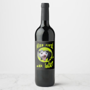 Etiqueta Para Botella De Vino Humor de zarigüeya divertida, primero silba y lueg