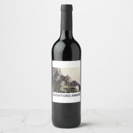 Etiqueta Para Botella De Vino La aventura espera. Paisaje de fantasía