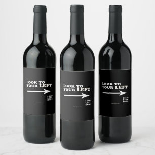 Etiqueta Para Botella De Vino La mirada de SlipperyJoe hacia su izquierda gruesa