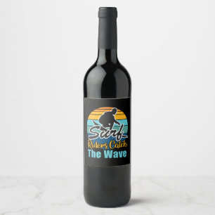 Etiqueta Para Botella De Vino Los jinetes de surf atrapan las olas