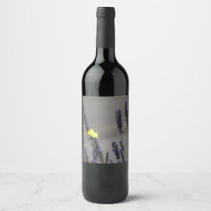 Etiqueta Para Botella De Vino Mariposa Amarilla sobre Lavanda Púrpura Foto Macro