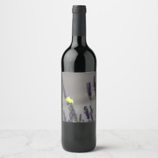 Etiqueta Para Botella De Vino Mariposa Amarilla sobre Lavanda Púrpura Foto Macro
