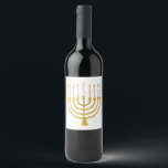 Etiqueta Para Botella De Vino Menorah Hanukkah Boda de velas celestes<br><div class="desc">Relieve metalizado de oro falso menorah velas para su celebración de Hanukkah. Ilustracion menorah caprichoso con estrellas blancas cubiertas de velas celestiales sobre un falso atril de velas menorah dorado. Hanukkah,  elegante boda estrella de Menorah,  ilustró regalos de diseño y productos de papel.</div>